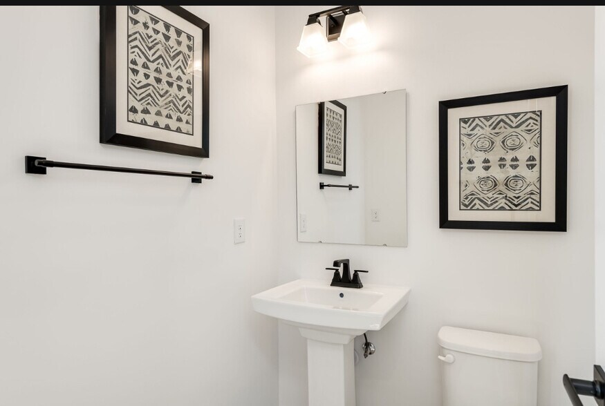 Second-Level Bathroom - 6832 Frey Ln