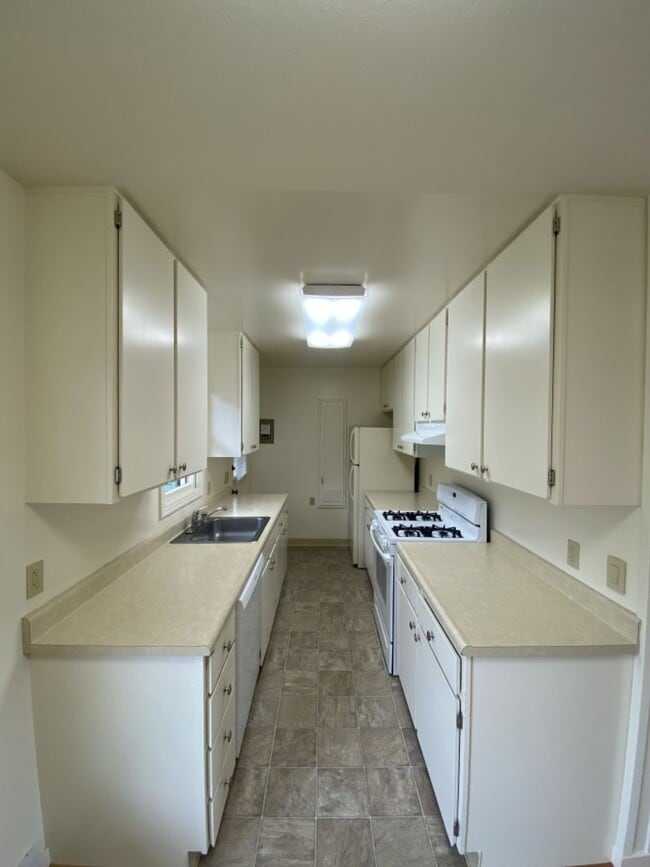 Building Photo - 635 Gibson Ave