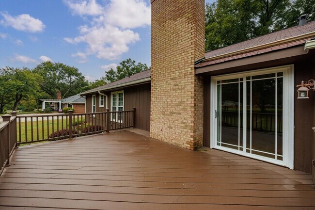 Building Photo - 585 W Crossville Rd