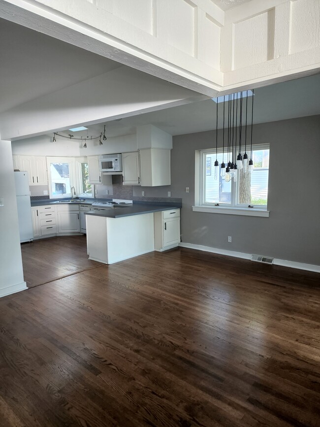 dining area - 4400 Clifford Rd