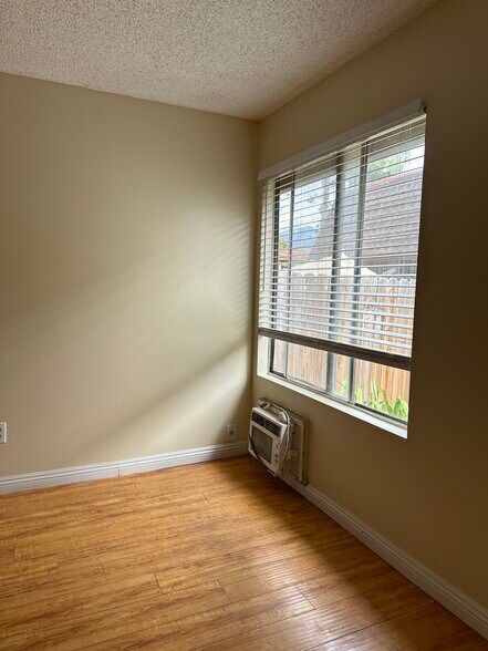 Building Photo - 1082 W Pine St