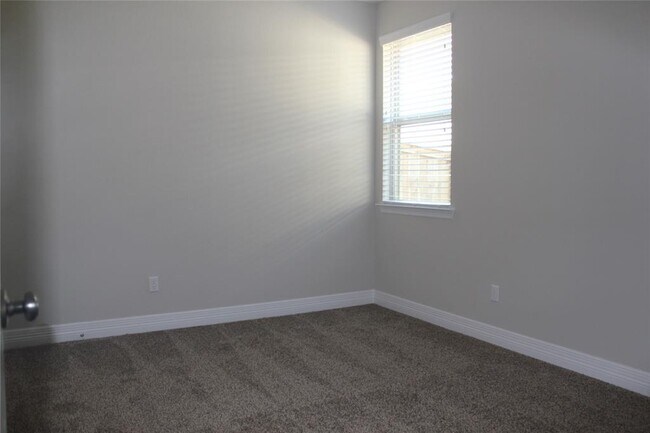 Building Photo - 400 Blue Waterleaf Ln