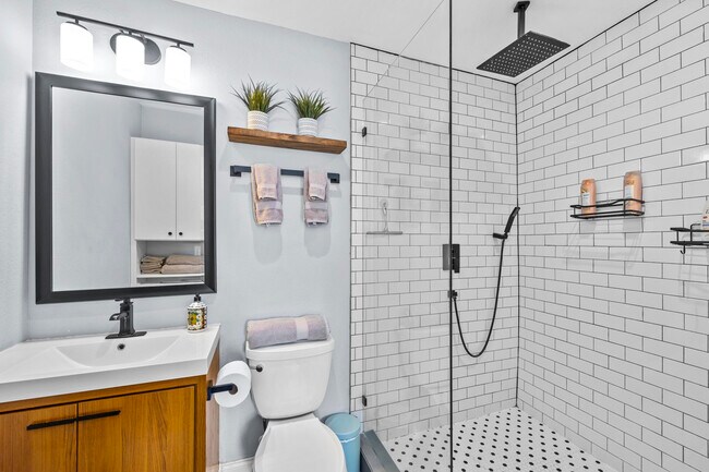 Building Photo - 3201 Poinsettia Ave