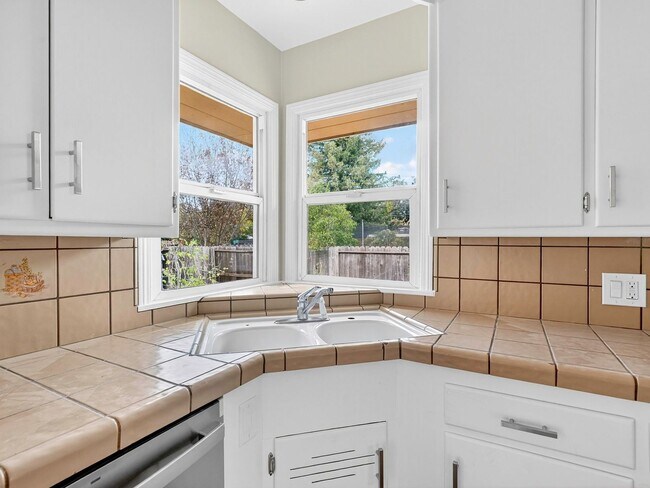 Building Photo - Single level home, convenient, charming neighborhood