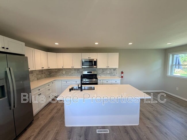 Building Photo - 205 Juniper Rd