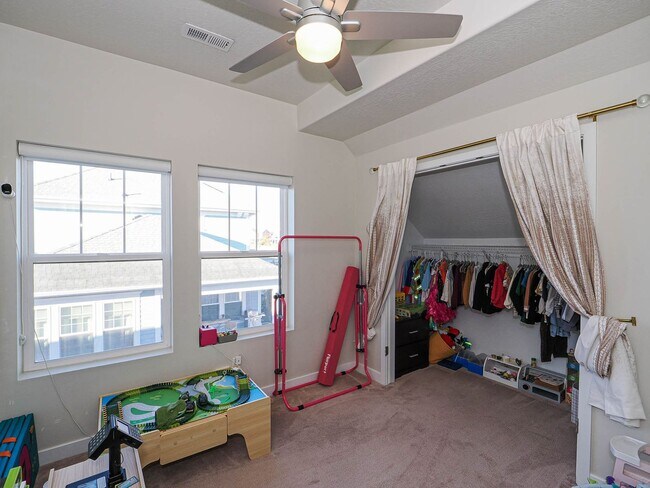 Building Photo - Beautiful House in Excellent Daybreak Loca...