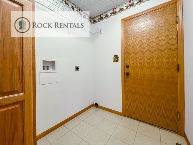 Building Photo - 14 Des Moines Ave