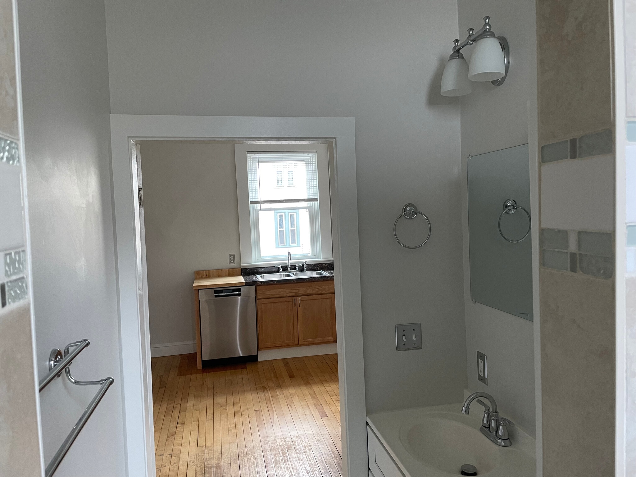 Bathroom w/ walk-in shower & privacy glass. - 18 North St