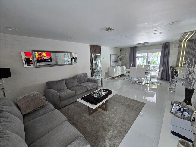 Building Photo - 2340 NE 8th Ave