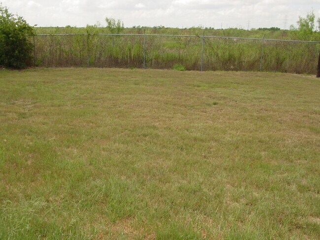 Building Photo - Del Valle Home