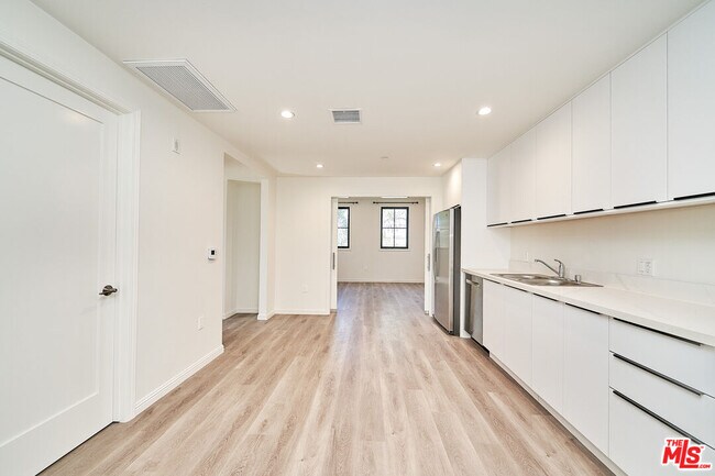 Primary Photo - 951 S Wilton Pl