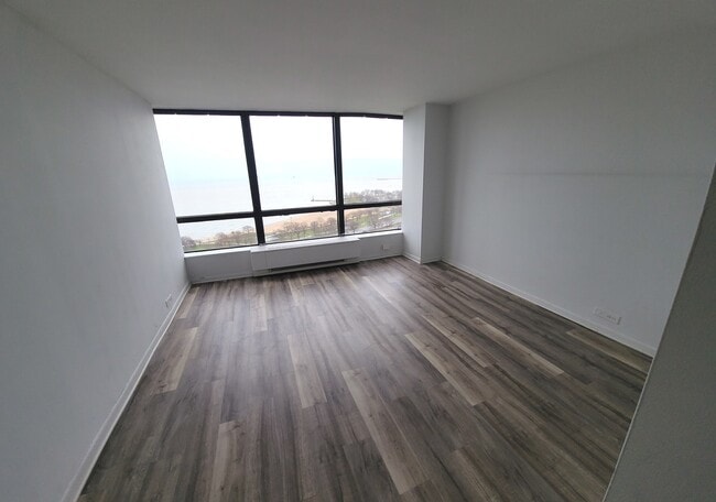 Building Photo - 5415 N Sheridan Rd