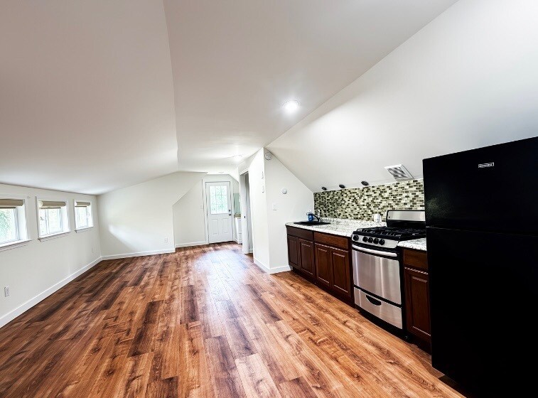 Building Photo - 12 Pine View Dr