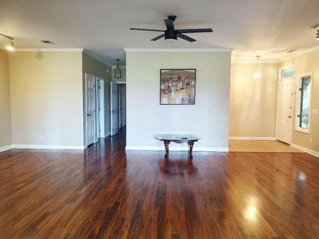 Building Photo - 304 Holly Hill Rd