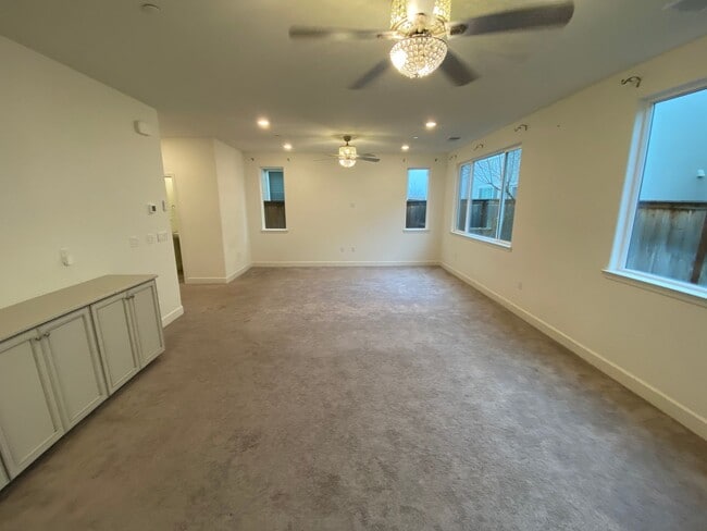 Building Photo - Gorgeous 3 bedroom 2.5 bath home in Northlake community