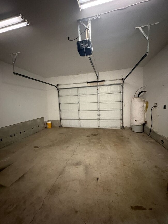 Building Photo - 3 Bedroom Duplex on Bailey Hill Rd