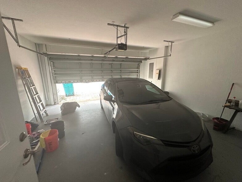 Building Photo - 1530 Via de Pepi
