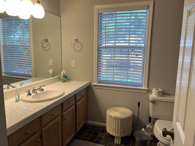 Building Photo - Lovely Condo in Shipyard with a Garage