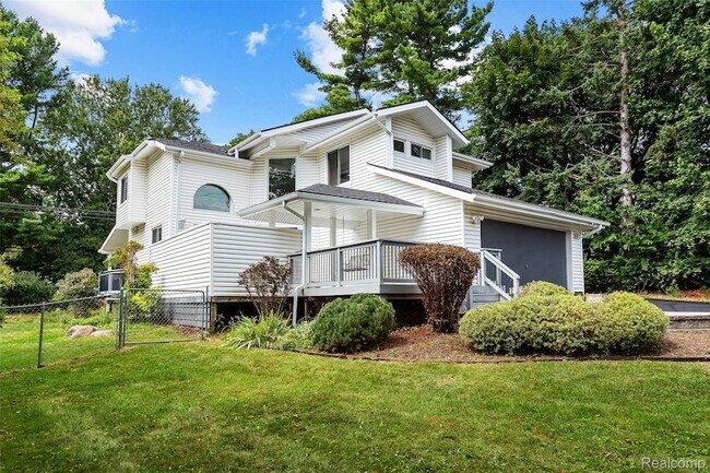 Building Photo - 6552 Orion Rd