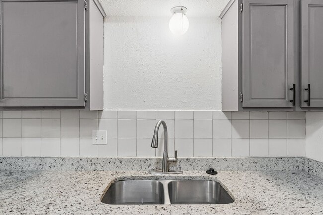 Building Photo - 3 bedroom 2.5 bath - NW Highway and Rockwell