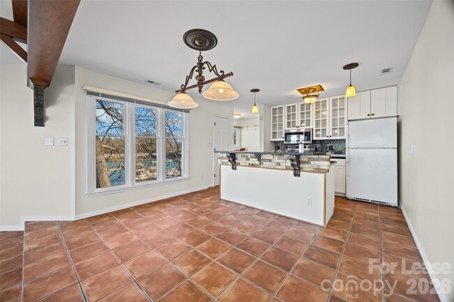 Building Photo - 372 Northwest Dr