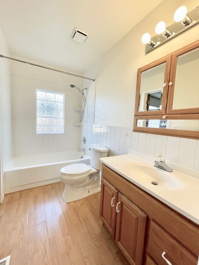 Building Photo - 2 Bedroom 1 Bath Rancher in Constitution H...