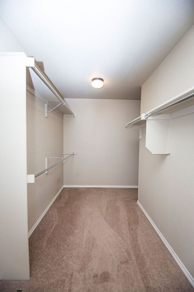 Building Photo - Spacious 3 Bedroom Single-Family Home with Modern Features