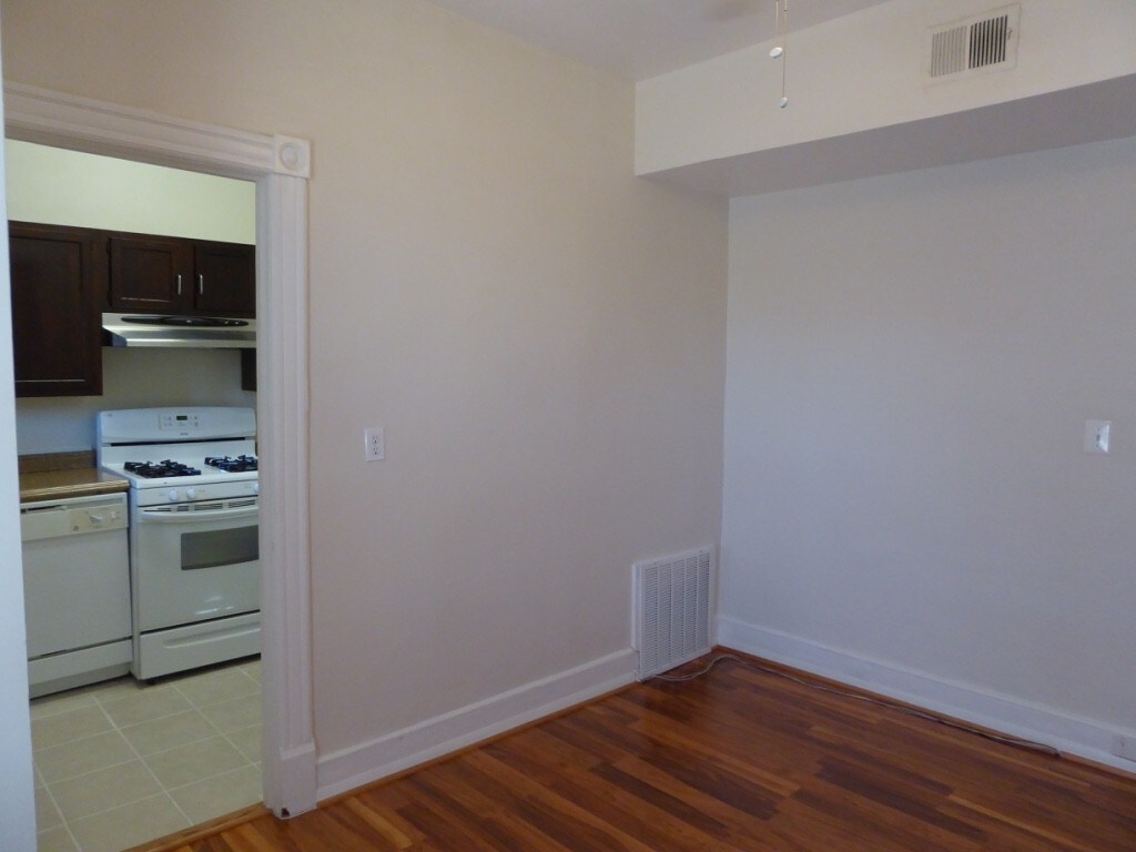 Building Photo - 527 9th St NE