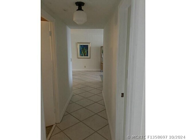 Building Photo - 2500 Parkview Dr