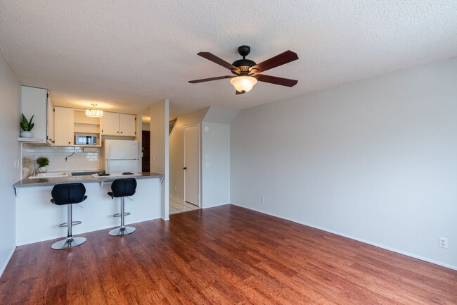 Building Photo - 2 bedroom / 1 1/2 bath / 2 parking condo i...