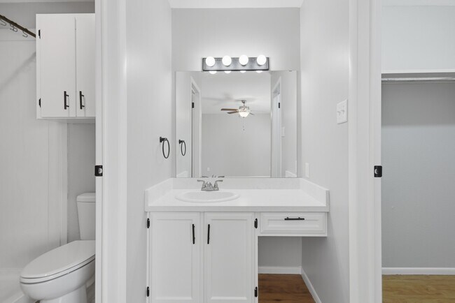 Building Photo - 600 E Stone St