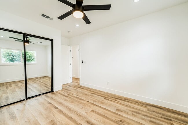 Building Photo - 7020 Schroll St