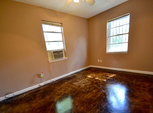 Building Photo - 2/1 House in Hip East Austin!