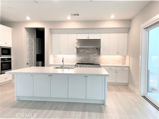 Building Photo - 116 Scale