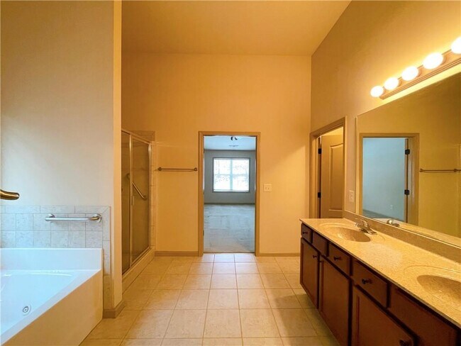 Building Photo - 1821 Bridle Rd