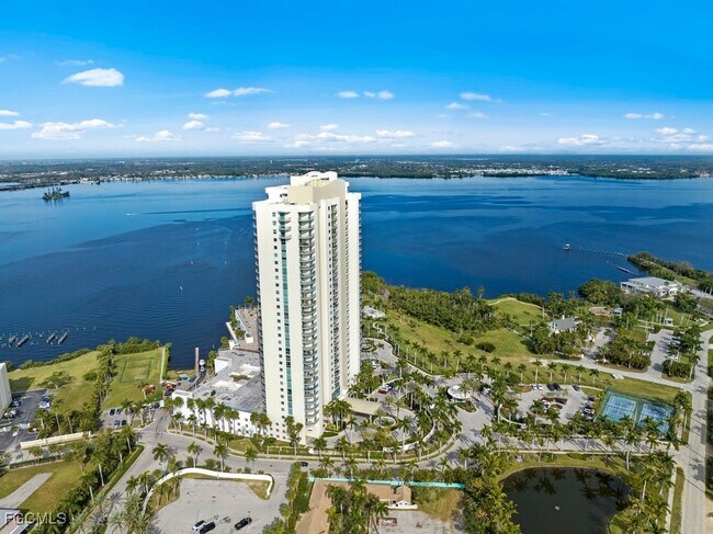 Building Photo - 3000 Oasis Grand Blvd