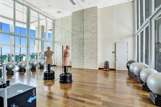 Building Photo - 16001 Collins Ave