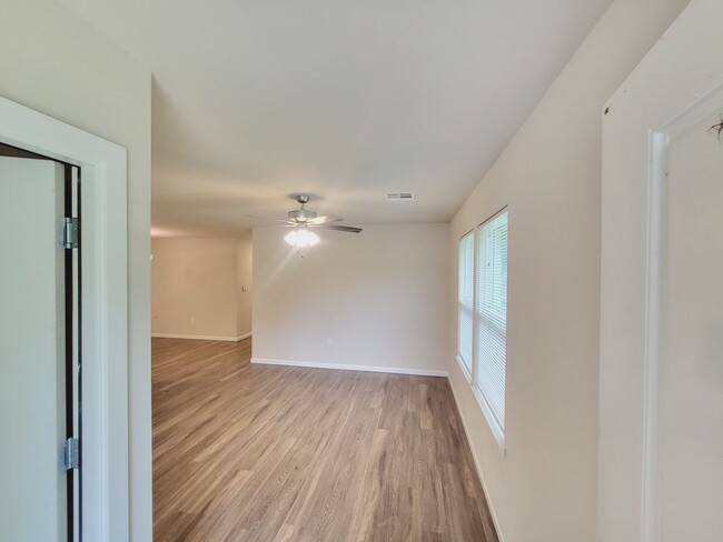 Building Photo - 3 bed 2 bath 2 car garage with fenced back yard.