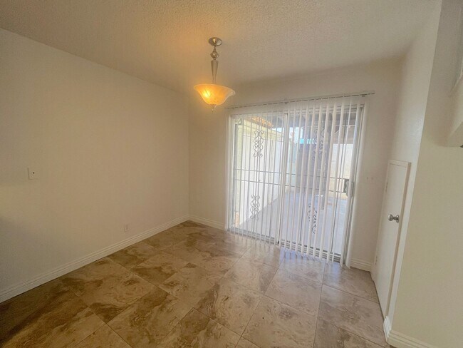 Building Photo - SPACIOUS 2BED/2BATH TOWNHOUSE