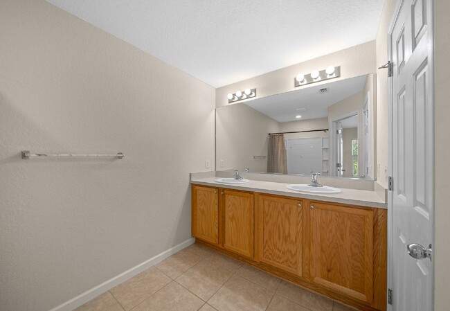 Building Photo - **3 Bed 2 Bath Maintenance Free townhome i...