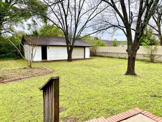 Building Photo - Welcome to this charming 4 bedroom, 2 bath...