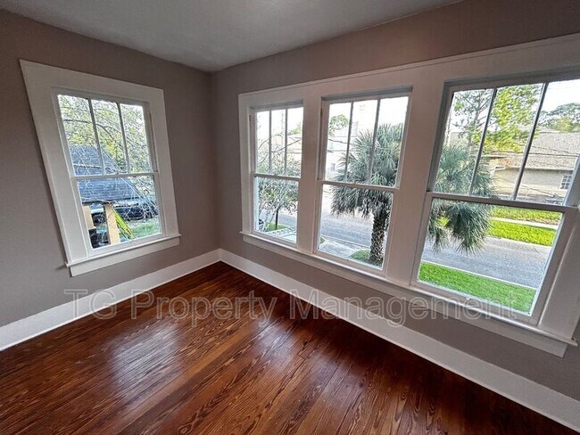 Building Photo - 2561 Rosselle St