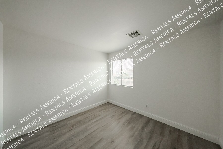 Building Photo - 7315 S 30th Ave