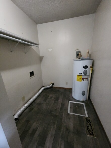 Utility area with washer/dryer hook up - 6141 S State Rd 63