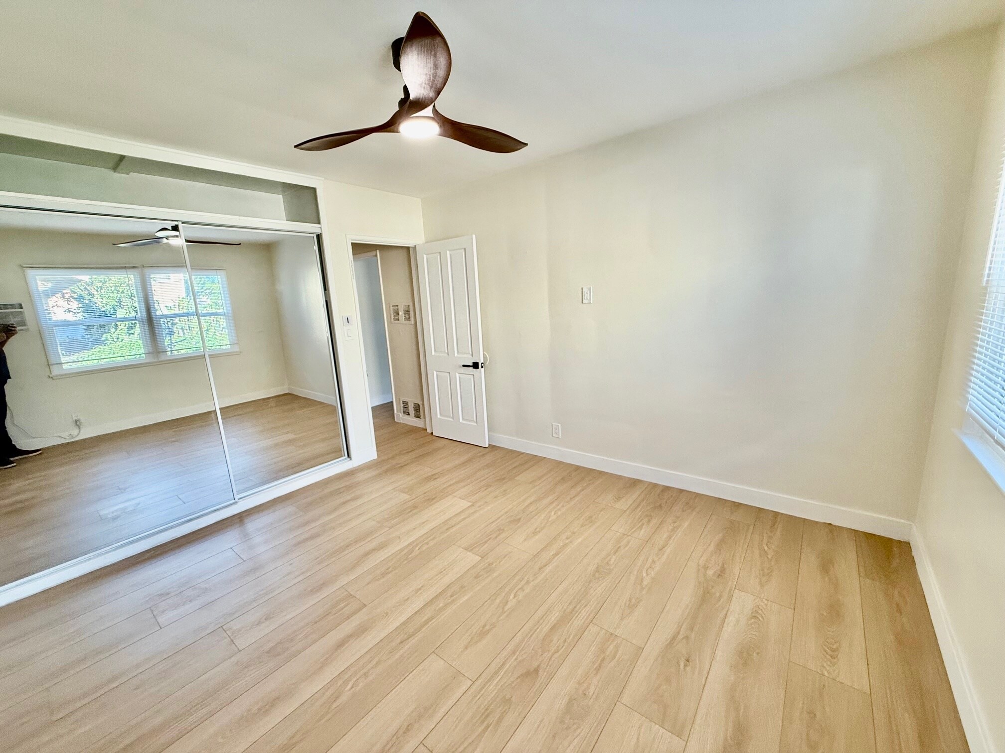 Building Photo - 14122 Delano St