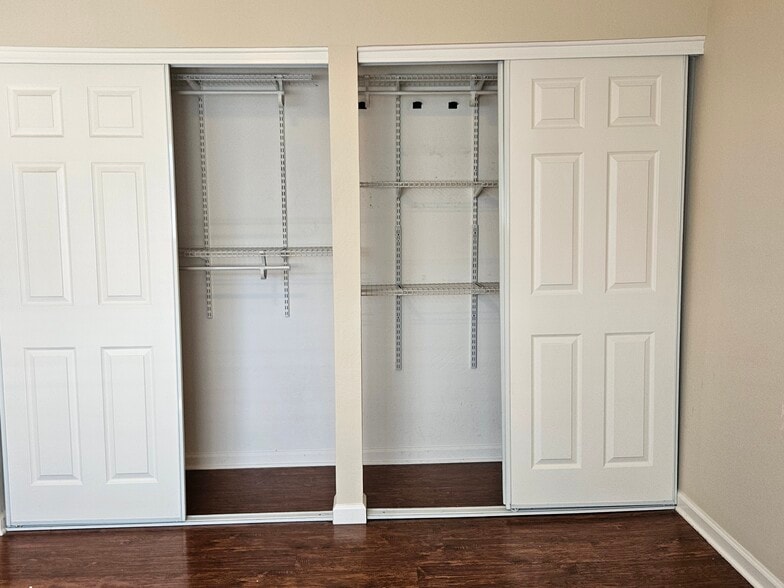 Main bedroom closet - 874 Castlewood Dr