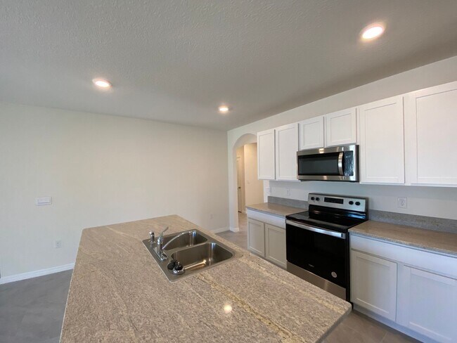 Building Photo - Lake Diamond-North - 4/2/2 *Available Now*...