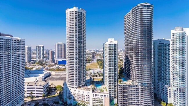 Building Photo - 1750 N Bayshore Dr