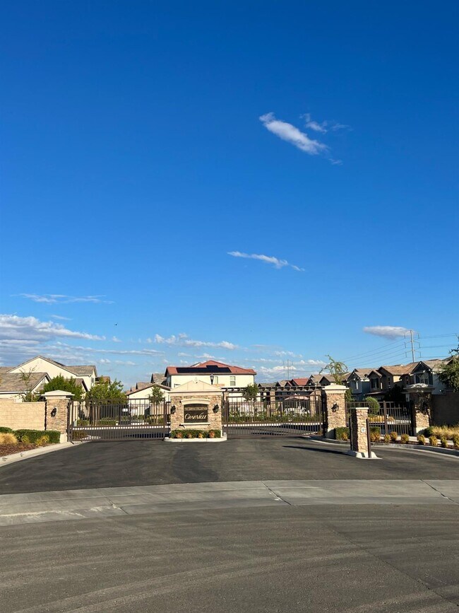 Building Photo - 1394 E Via Dorata Way