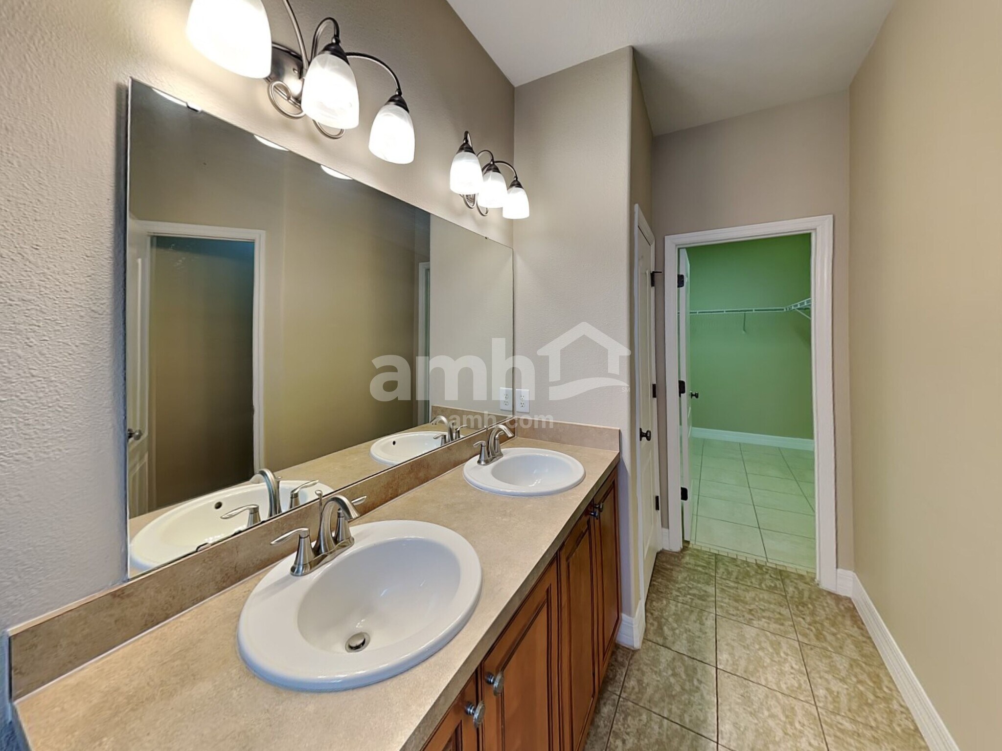 Building Photo - 1900 Strathmore Cir